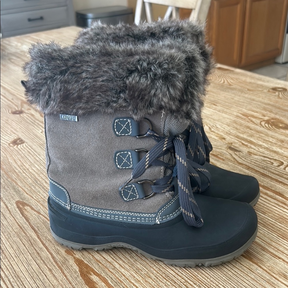Khombu women’s fur lined boots, size 8